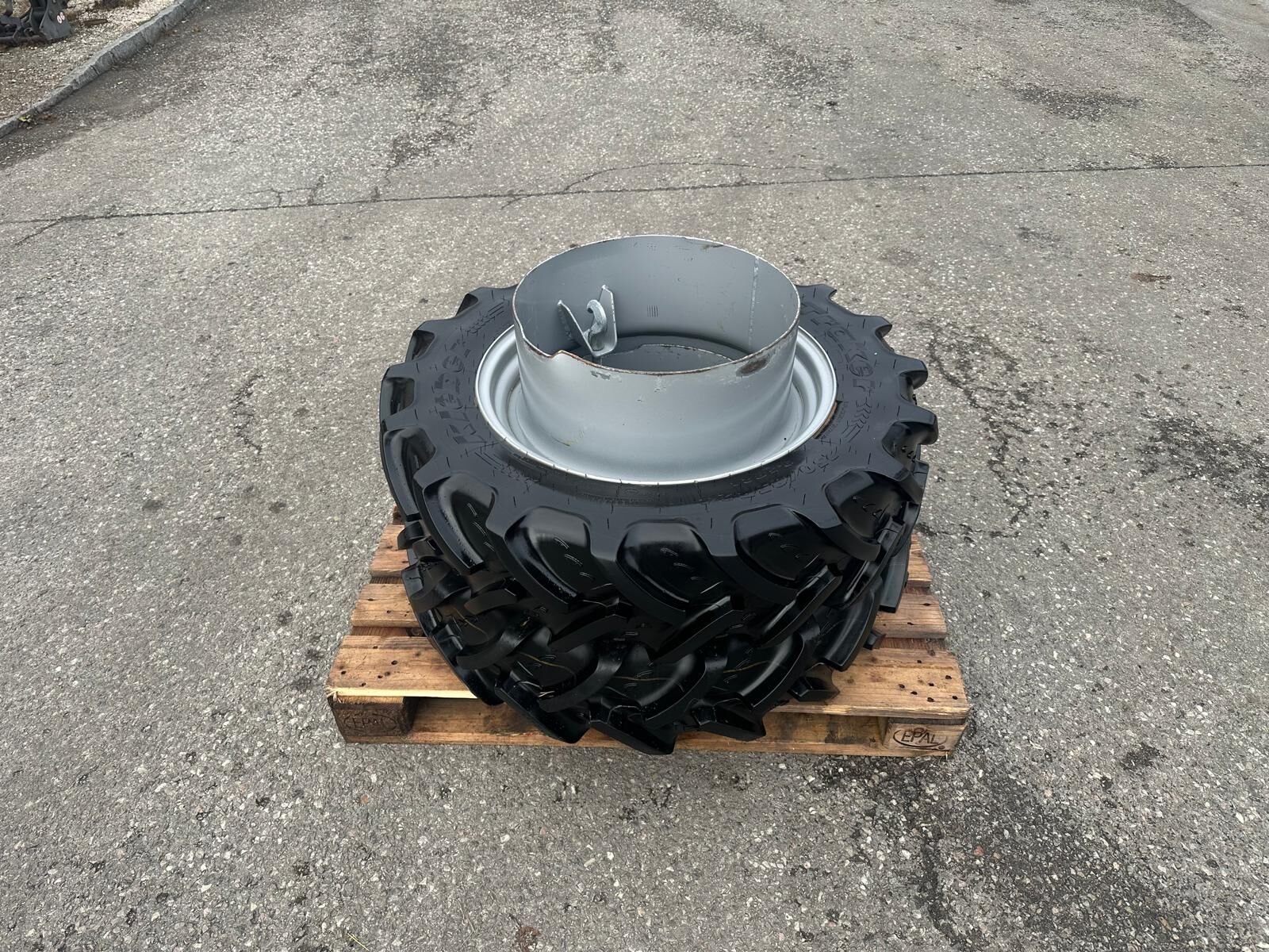 Kleber Zwillingsräder 250/85R24 2