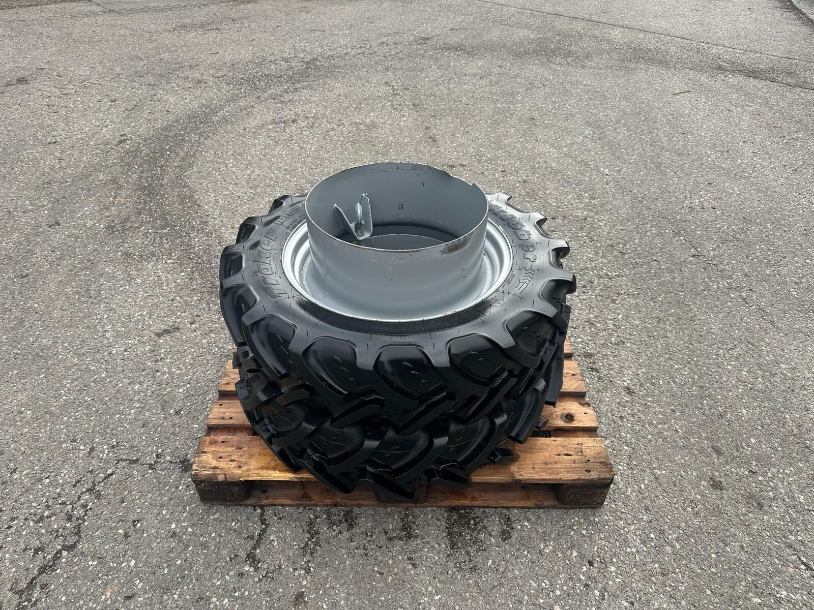 Kleber Zwillingsräder 250/85R24 3