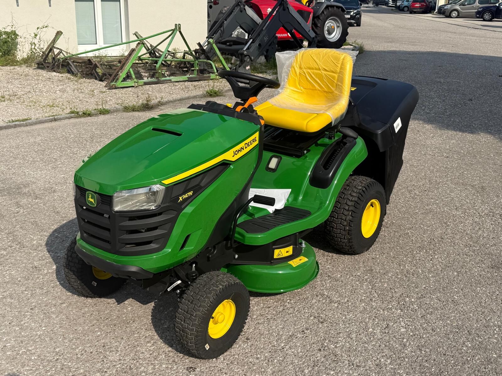 John Deere X147R 2
