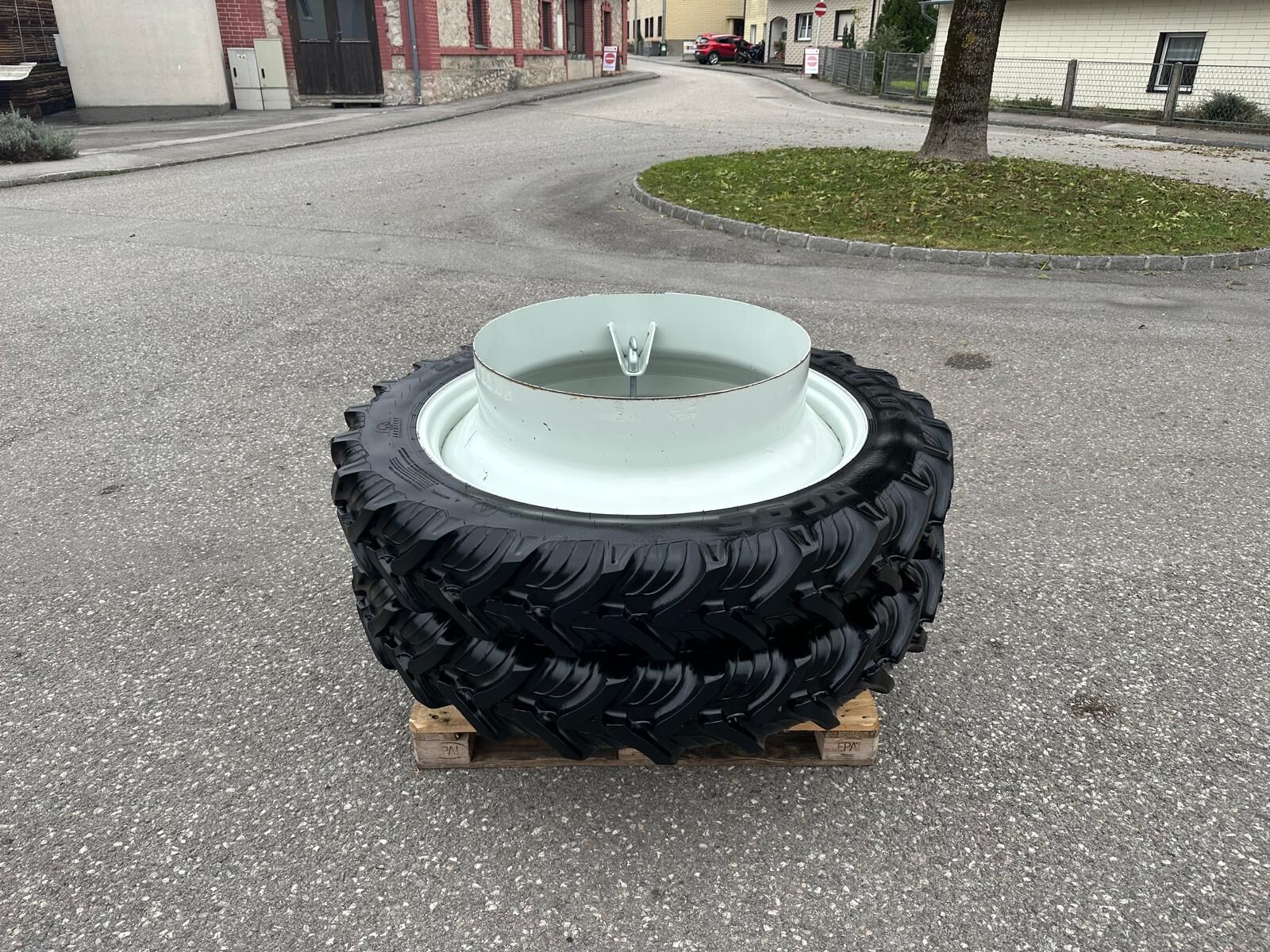 Taurus Zwillingsräder 270/95R44 1