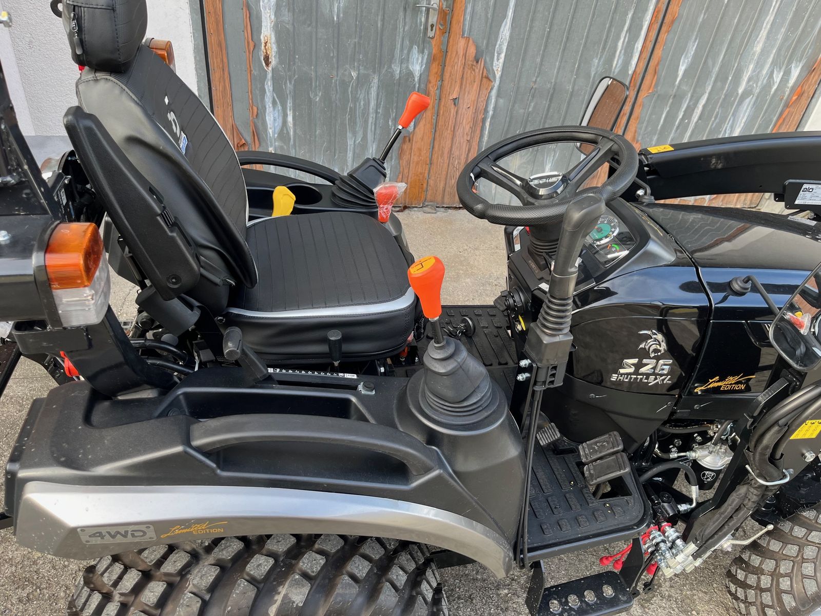 Solis Soilis 26 9+9 4x4 Black Panther mit Frontlader 3