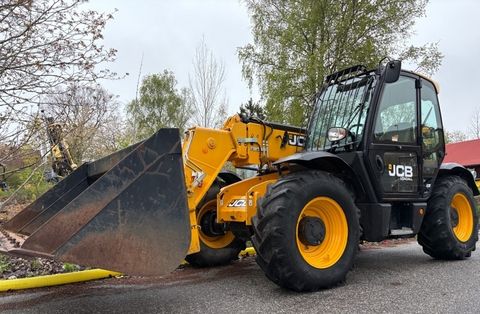 JCB 535-95 mit Gabeln und Schaufel