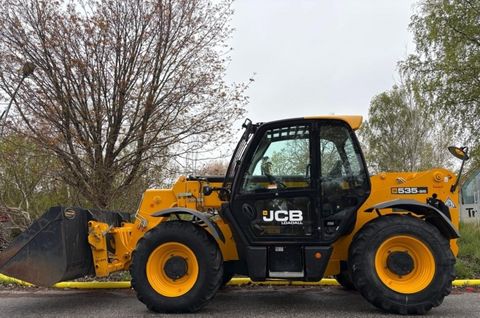 JCB 535-95 mit Gabeln und Schaufel