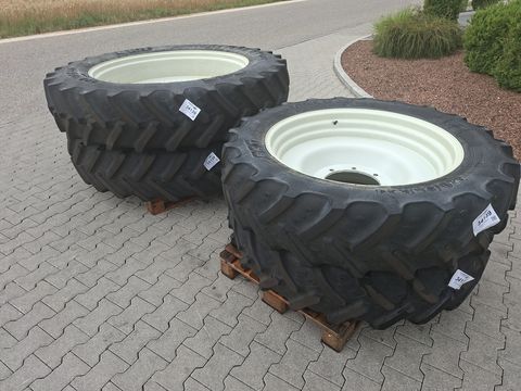 BKT 380/90R46+320/85R34 Pflegeräder