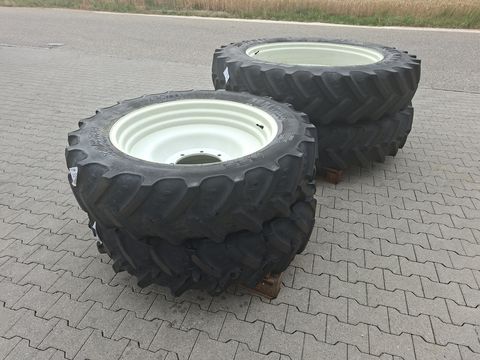 BKT 380/90R46+320/85R34 Pflegeräder