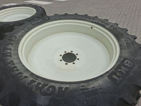 BKT 380/90R46+320/85R34 Pflegeräder