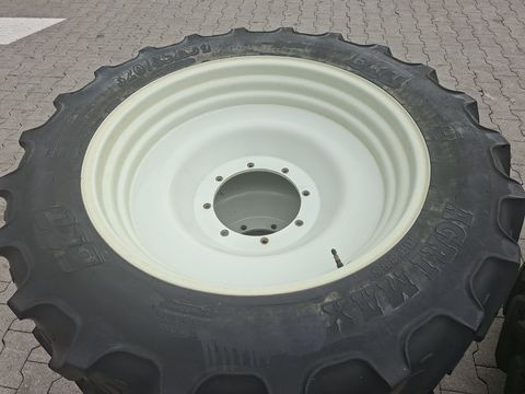 BKT 380/90R46+320/85R34 Pflegeräder