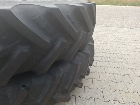 BKT 380/90R46+320/85R34 Pflegeräder