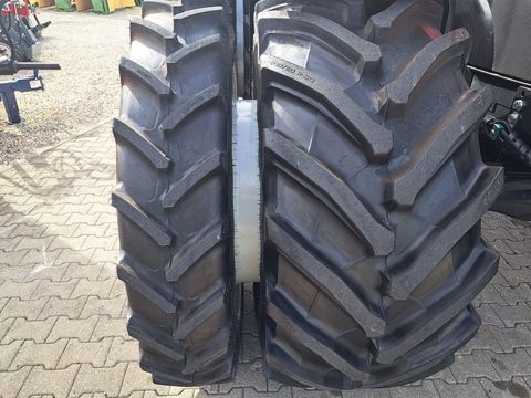BKT 300/95R52+270/95R38