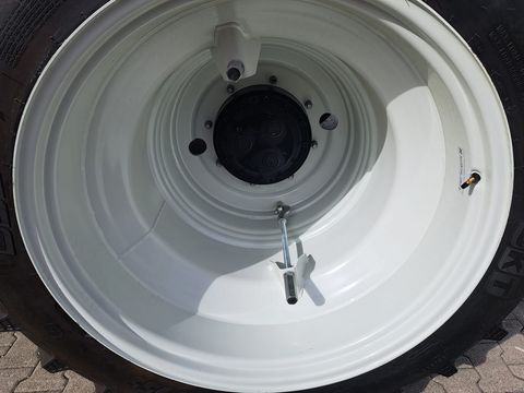 BKT 300/95R52+270/95R38