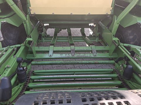 Krone CF 155 XC mit 26 Messer und Ballenaufsteller