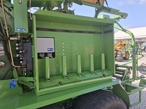 Krone CF 155 XC mit 26 Messer und Ballenaufsteller