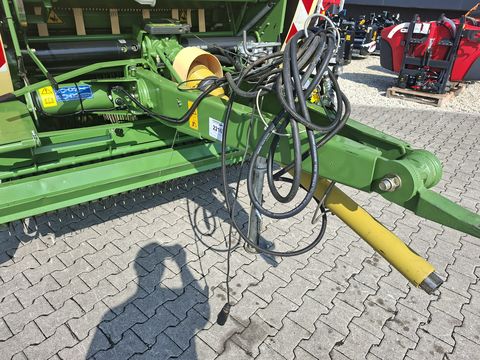 Krone CF 155 XC mit 26 Messer und Ballenaufsteller