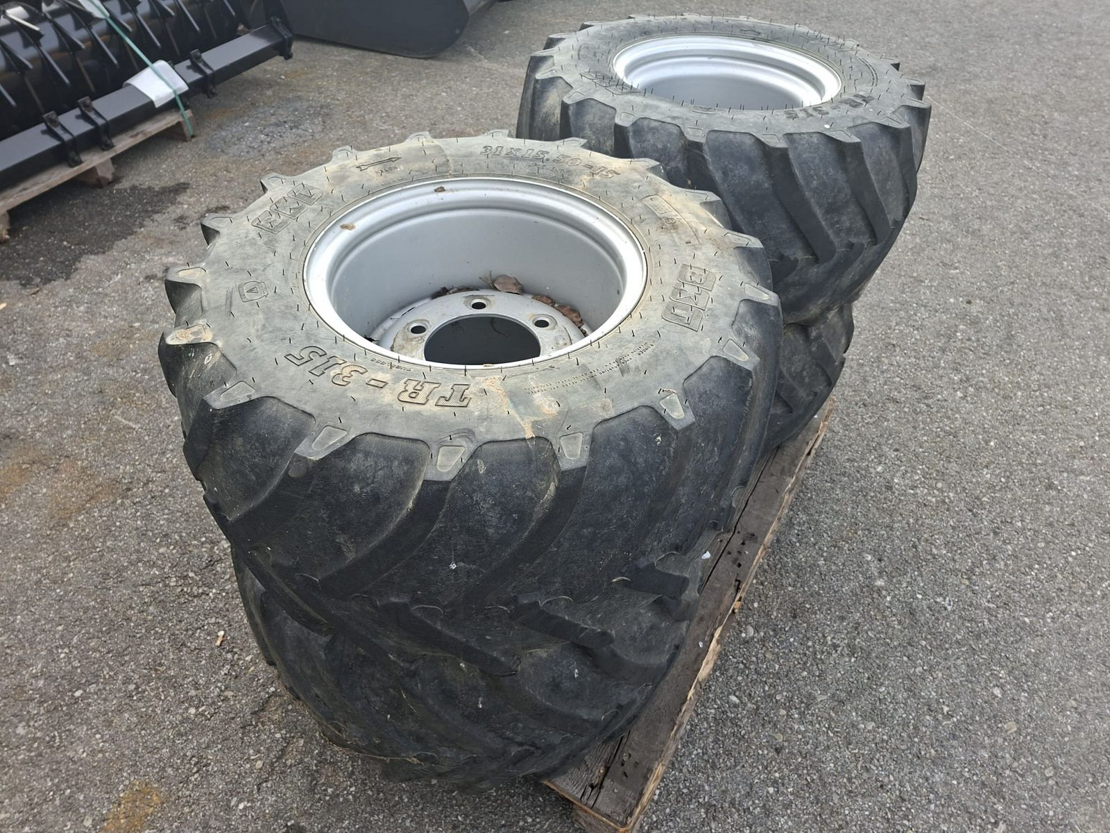 BKT 31x15.50-15 3