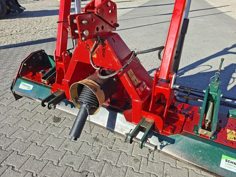 Vogel&Noot TM 250 mit hydraulischen Anbauteilen
