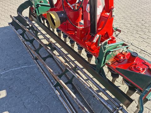 Vogel&Noot TM 250 mit hydraulischen Anbauteilen