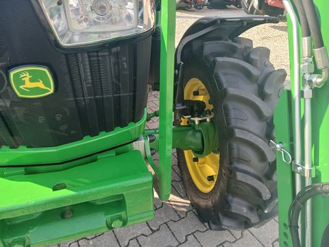 John Deere 5075E