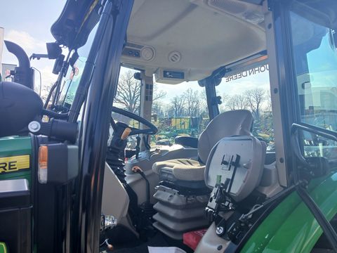 John Deere 5075E