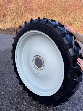 BKT 270/95R46 u. 270/80R32