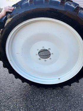 BKT 270/95R46 u. 270/80R32