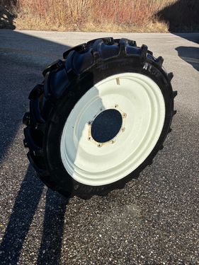 BKT 270/95R46 u. 270/80R32