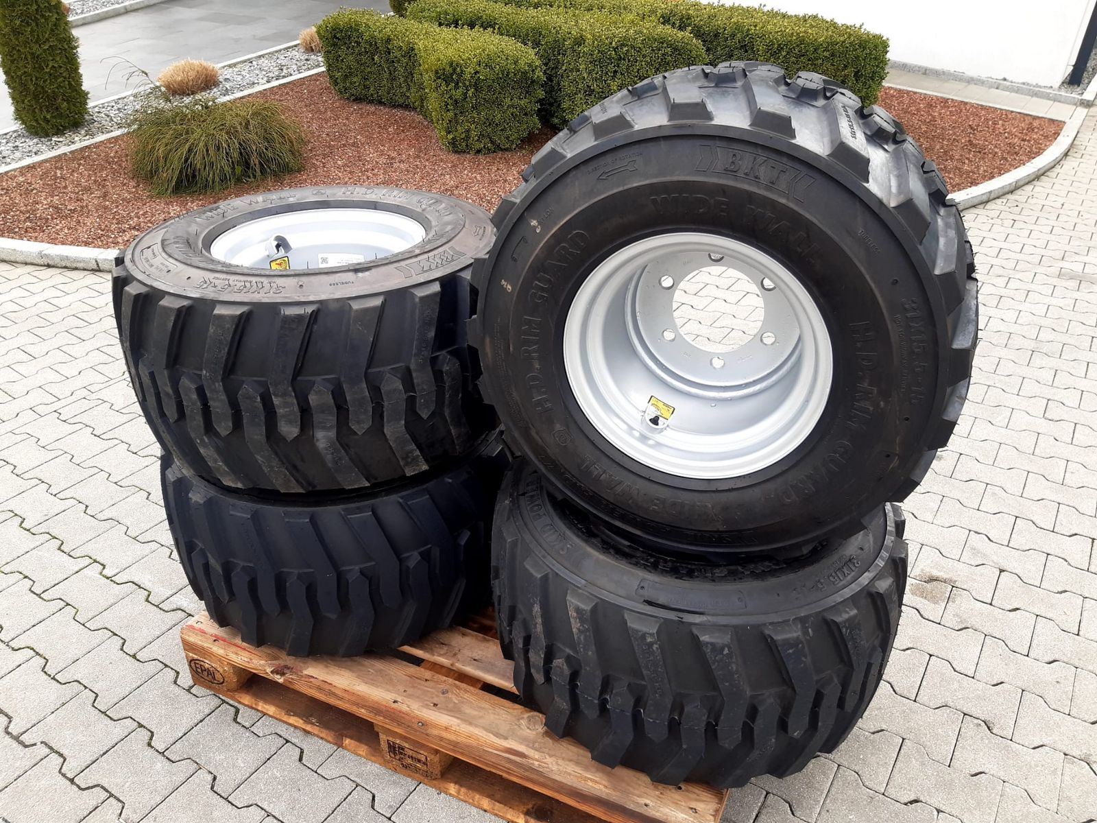 BKT 31X15.50-15 SKID Reifen 2