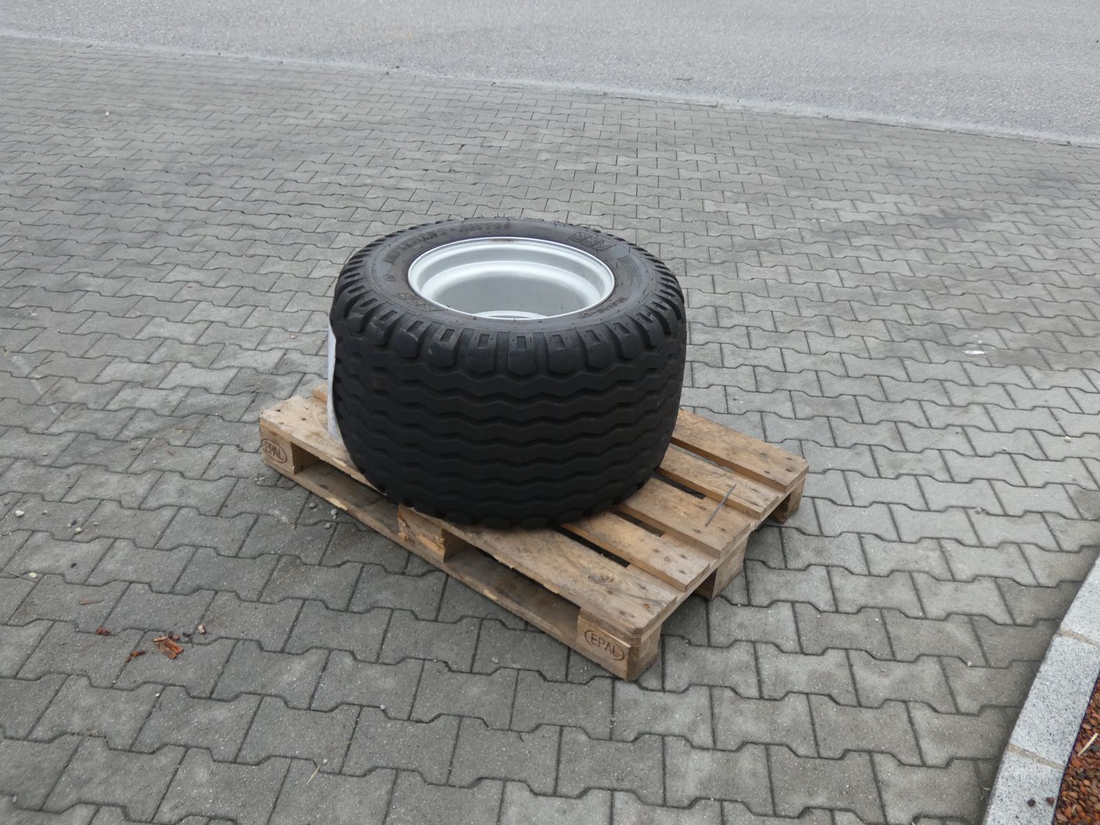 BKT 19.0/45-17 Komplettrad 3