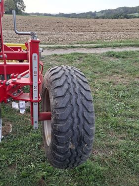 Pöttinger Tasträder Grubber