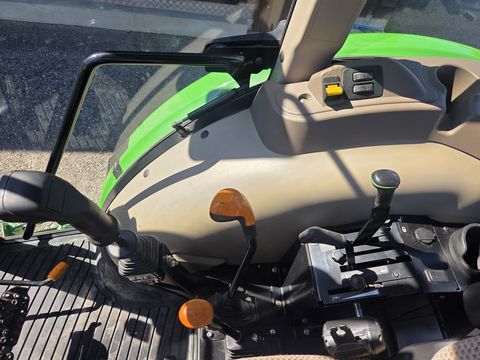 John Deere 5055E