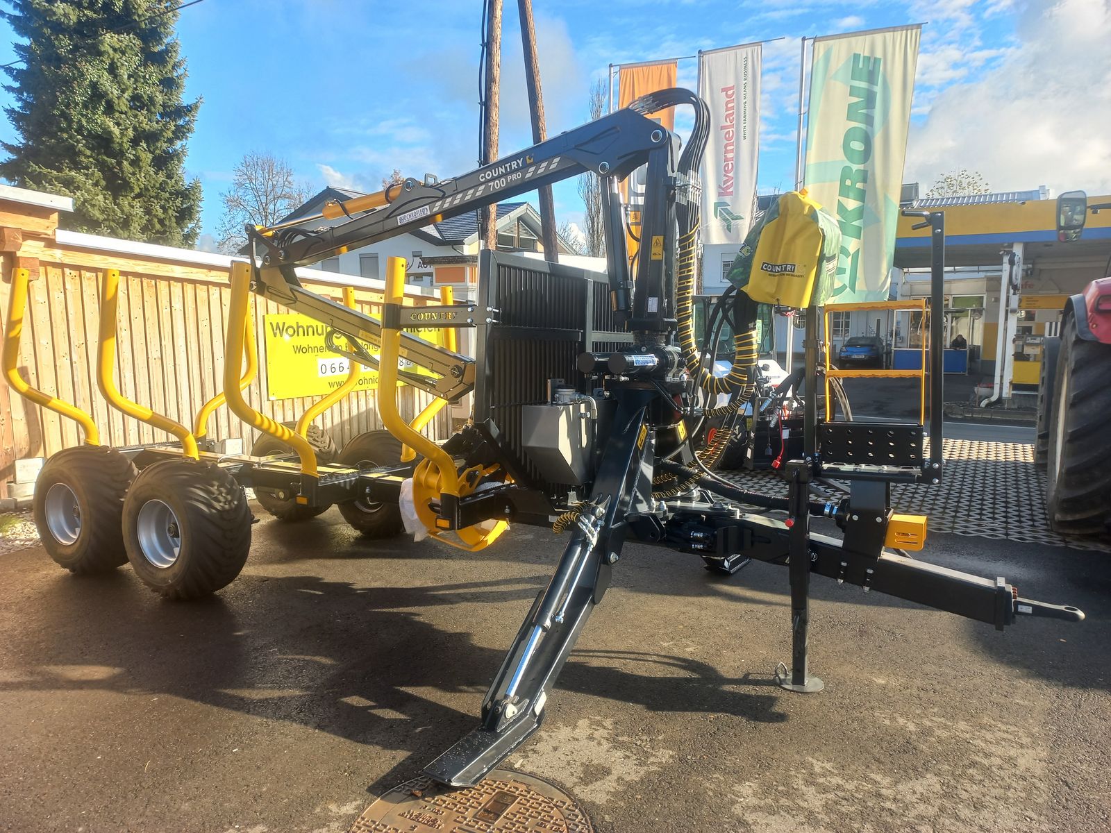 Country T90S mit Kran 700 Pro 1