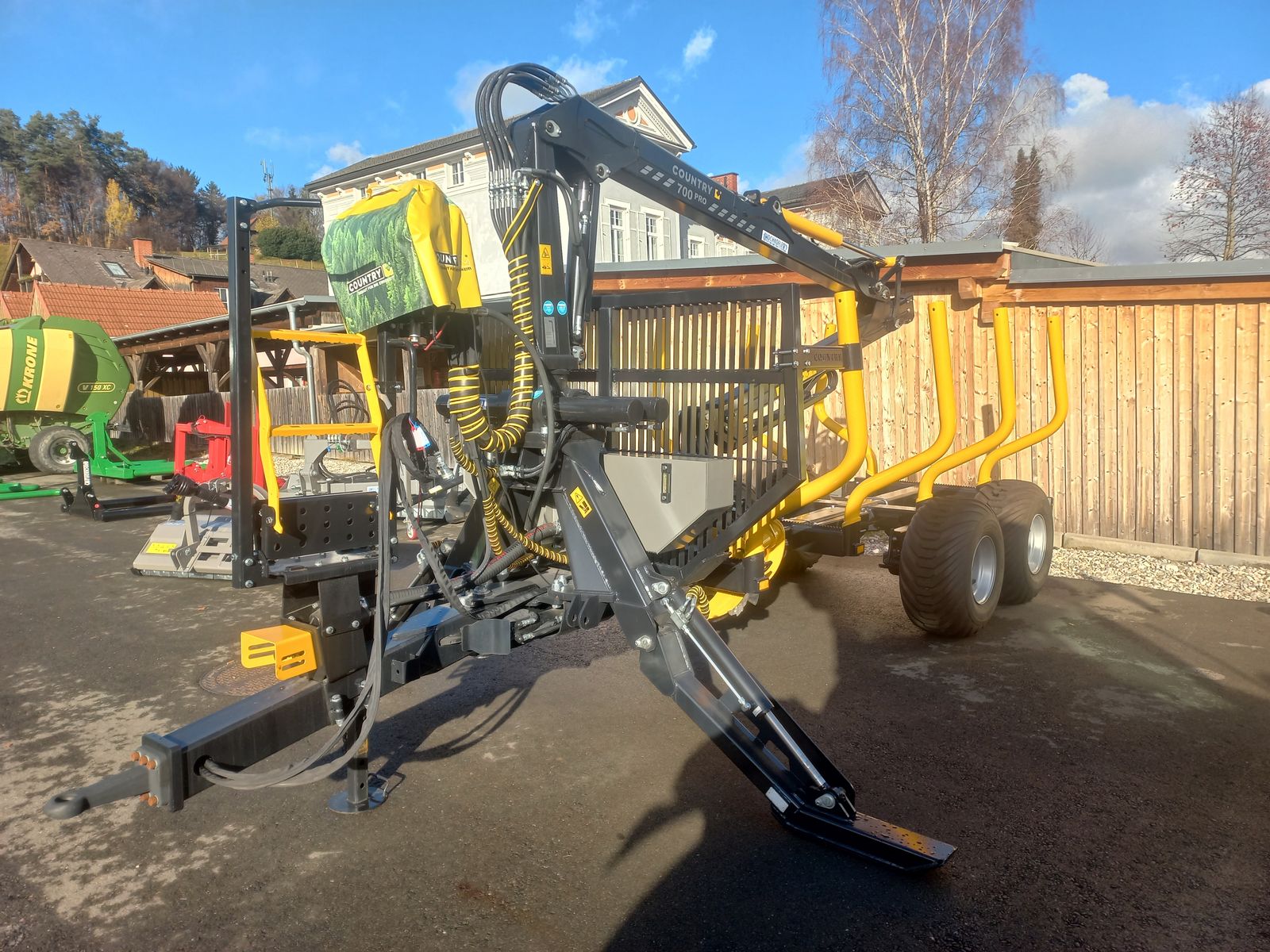 Country T90S mit Kran 700 Pro 2
