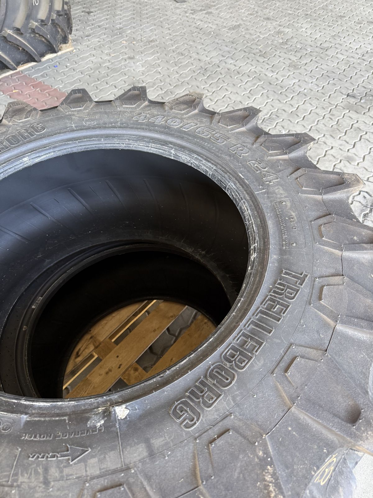 Trelleborg 440/65R24 TM800 2