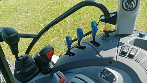 New Holland Traktor T4.95 DC