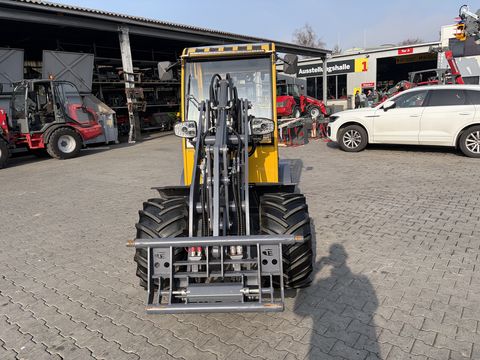 Eurotrac W12 mit Kabine Euroaufnahme