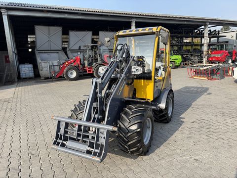 Eurotrac W12 mit Kabine Euroaufnahme