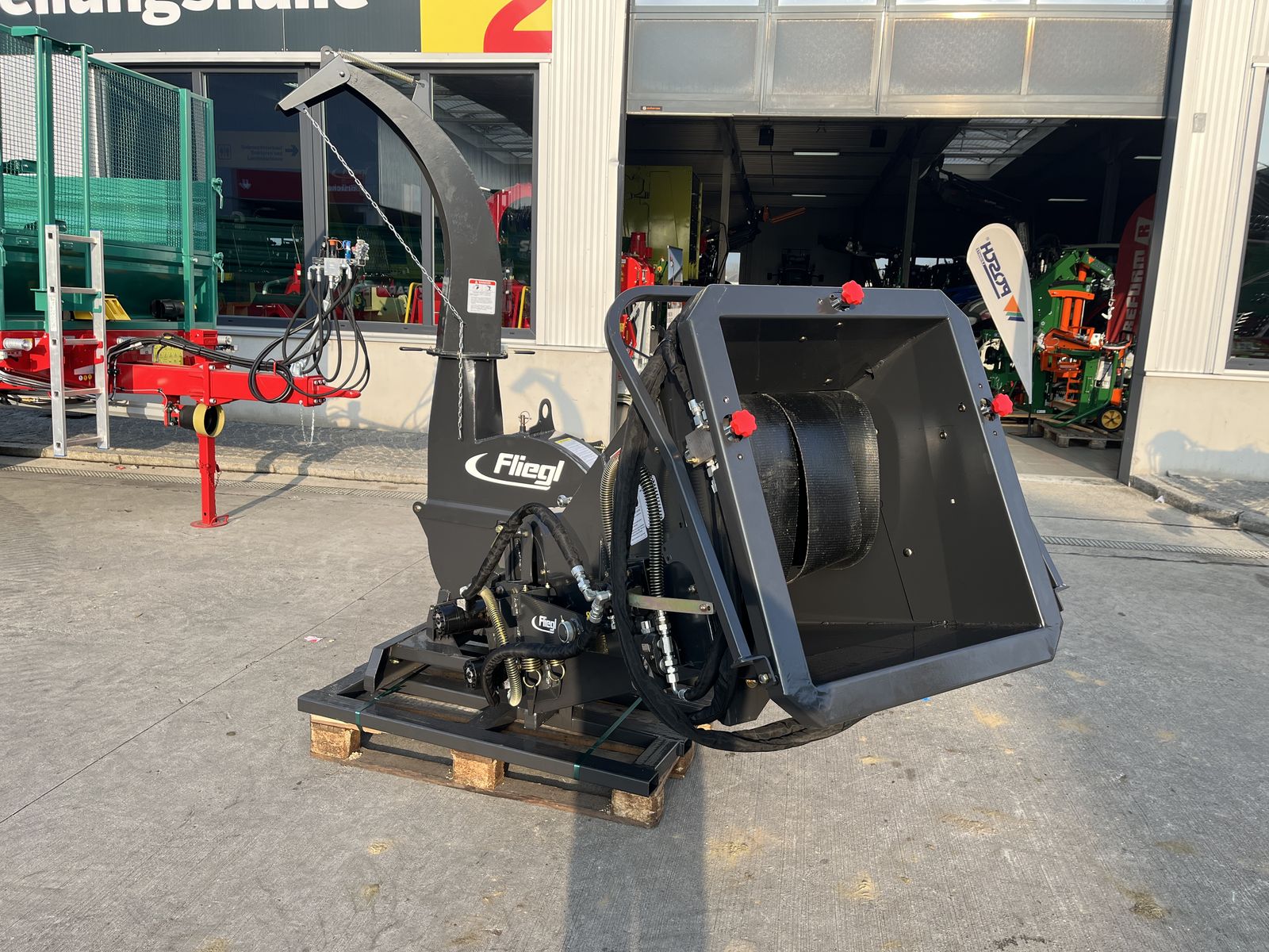 Fliegl Big mit hydraulischen Einzug 2