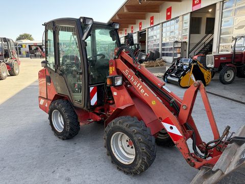 Schäffer 3033S s kabínou