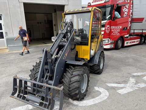 Eurotrac W12 mit Kabine neuwertig