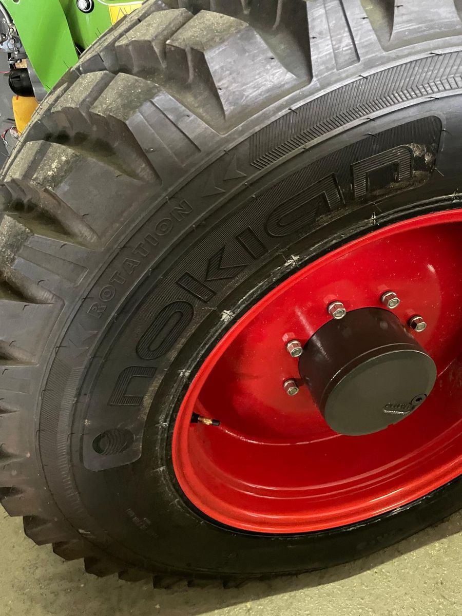 Nokian 480/80 R38 + 400/80 R28 Kompletträder Fendt 500  2