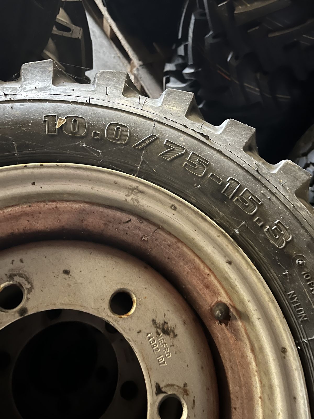 Komplettreifen 10/75-15.3 EM 6 Loch ET80 2