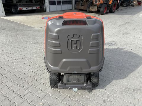 Husqvarna RC 320Ts AWD mit 112cm Mähdeck 200h