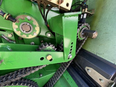 John Deere 864