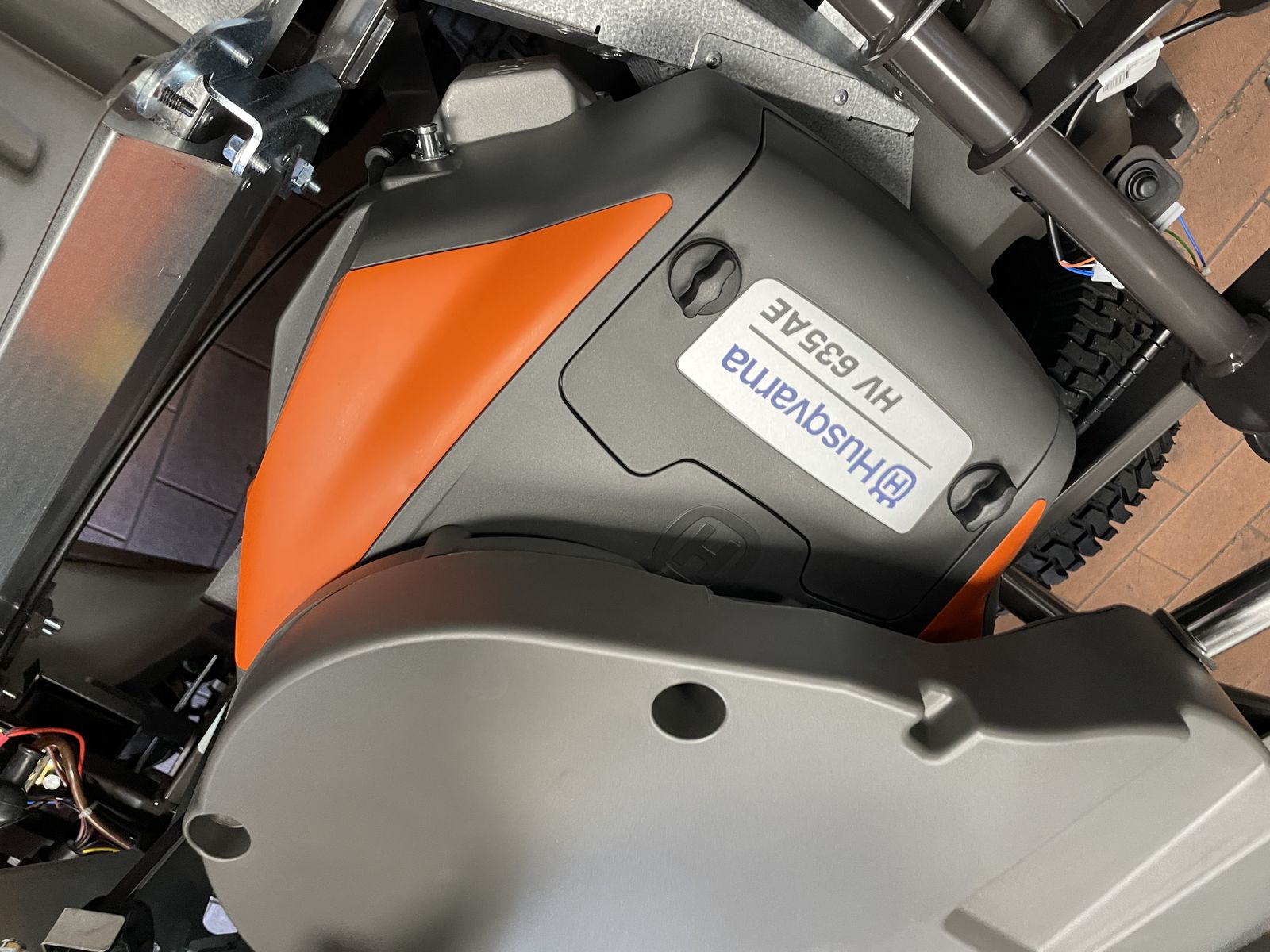 Husqvarna RC 320TS AWD inkl. Mähdeck & Schneeschild NEU 2