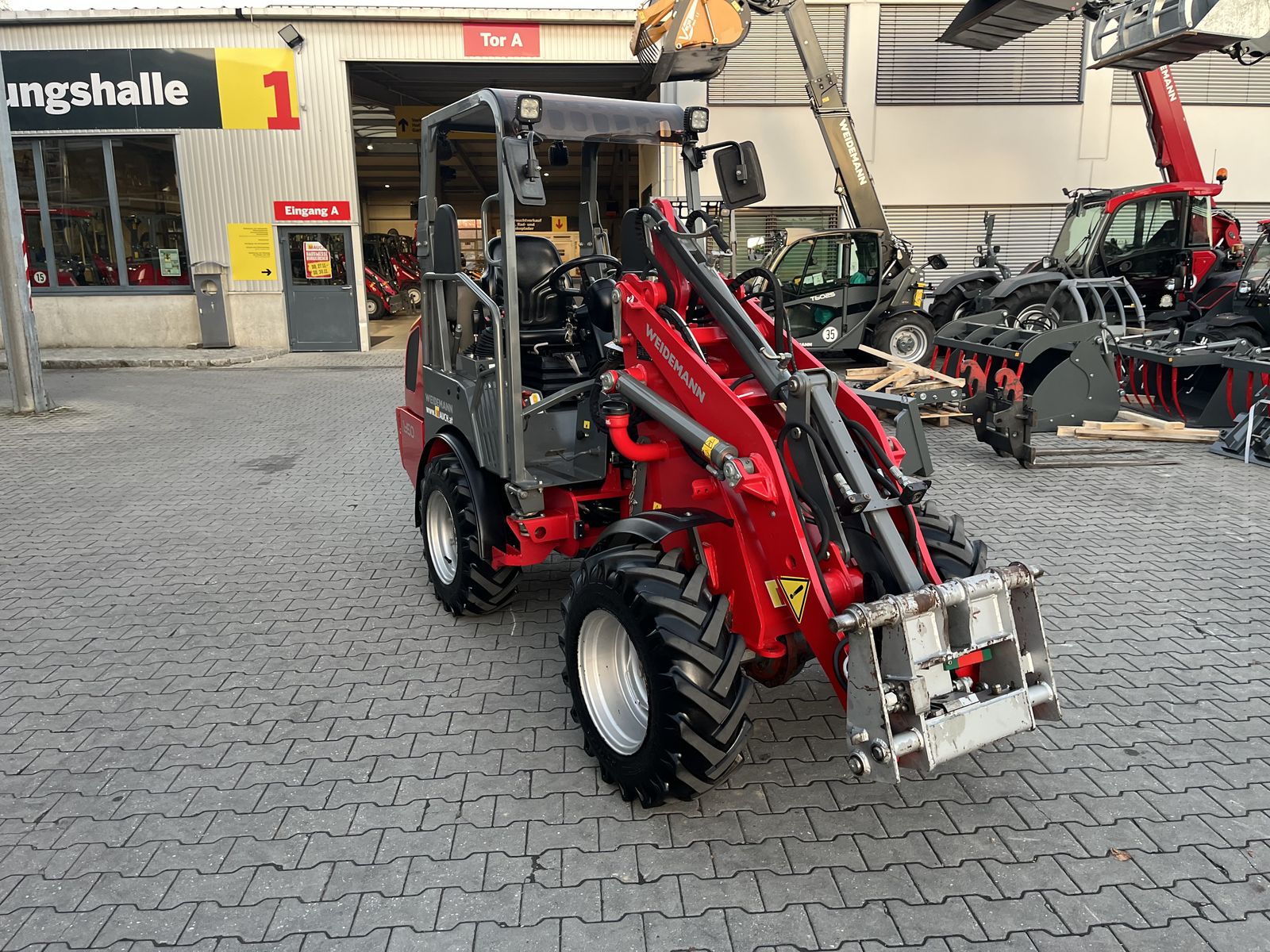 Weidemann 1350CX45 mit Mösl-Weidemann Aufnahme 30Km/h 2