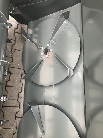 Mehrtens Strohhexe mit Breitstreutellern