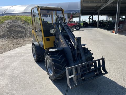 Eurotrac W12 mit Kabine Euroaufnahme