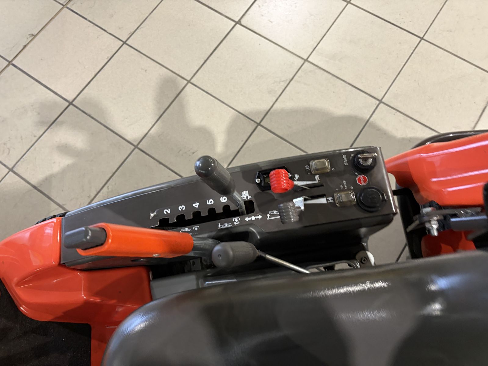 Husqvarna PF21 Allrad mit 122XP Mähdeck & Schneefräse 3