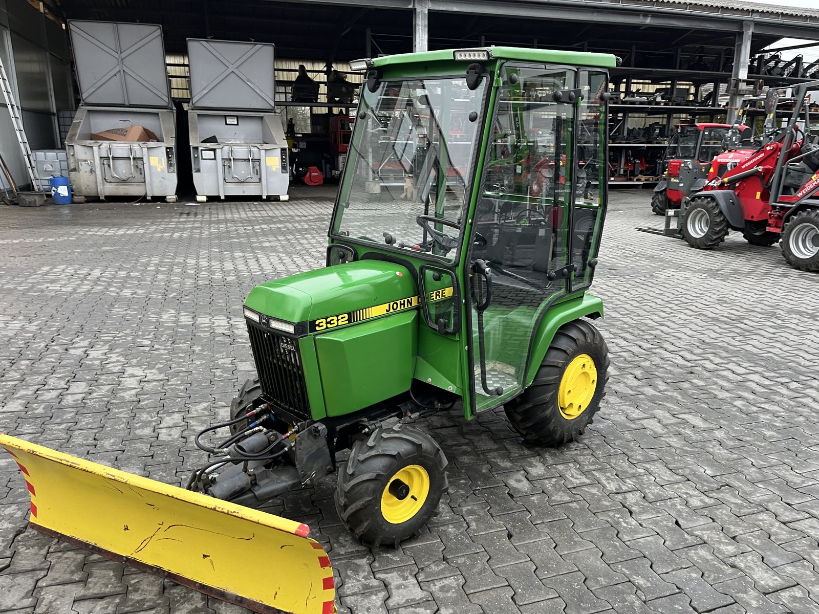 John Deere 332 mit Schneeschild 3 Zylinder Diesel 2