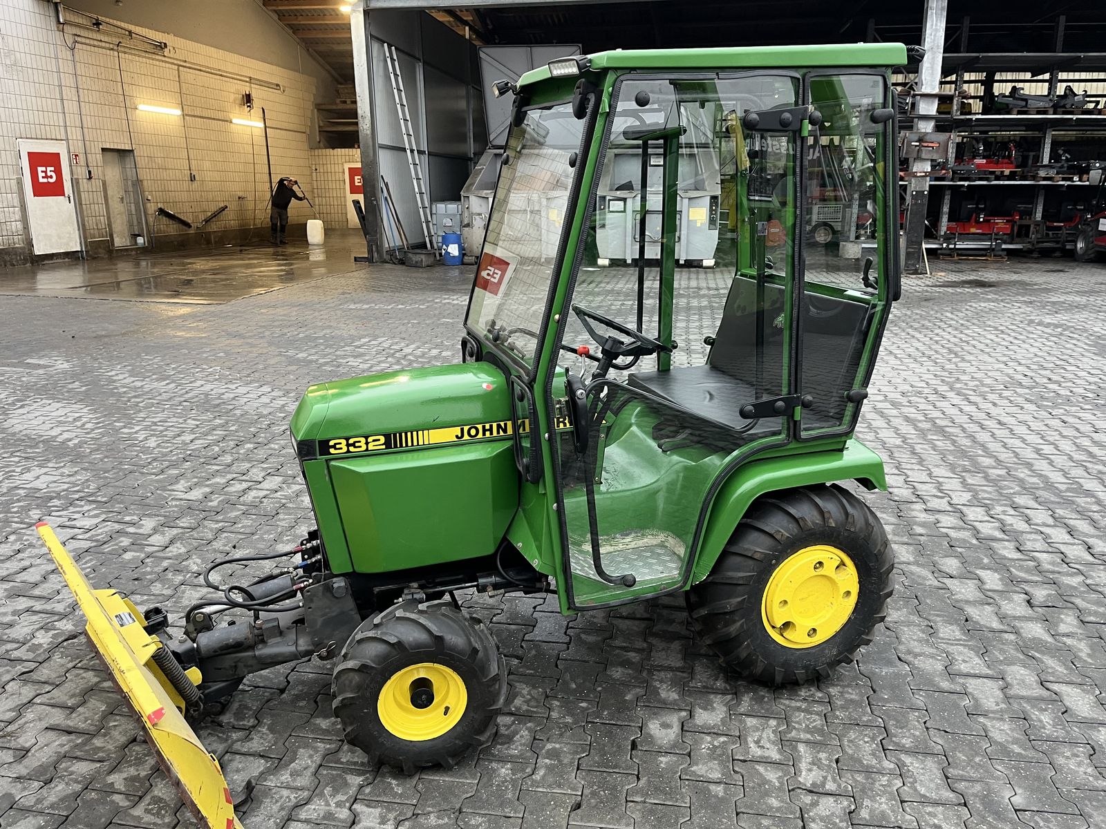John Deere 332 mit Schneeschild 3 Zylinder Diesel 3