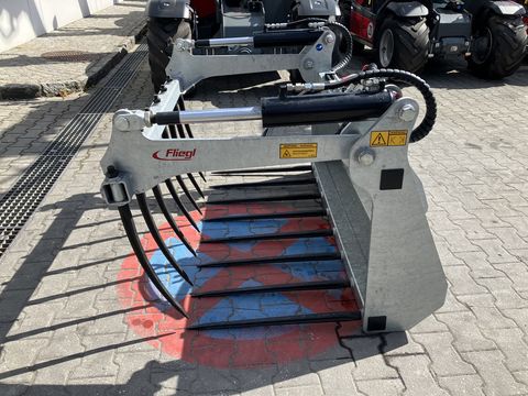 Fliegl Dung- und Silagezange Weidemann Aufnahme 